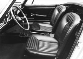 Fiat 124 Sport Spider (1968) - Interieur mit breiten Sitzen vorne und Notsitzen hinten