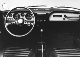 Fiat 124 Sport Spider (1968) - sportliches Lenkrad und Armaturenbrett