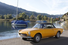 Fiat 124 Sport Spider (1969) - das Dach lässt sich in wenigen Sekunden öffnen oder schliessen, nicht einmal aussteigen muss man dazu