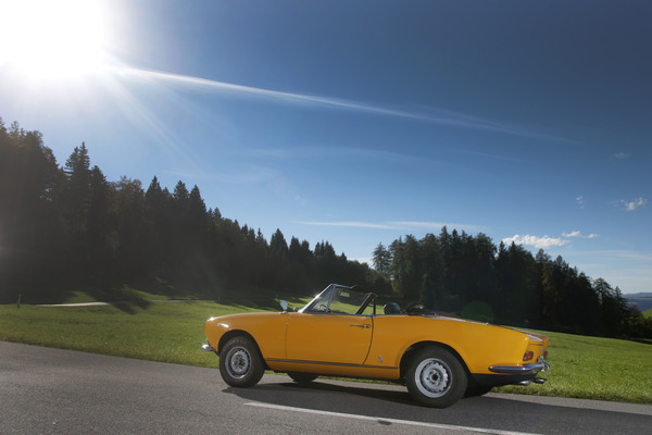 Fiat 124 Sport Spider (1969) - sieht in der herbstlichen Farbe "giallo positano" besonders attraktiv aus