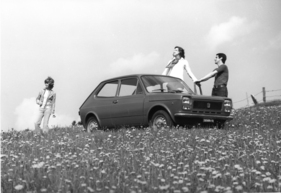 Frühes Pressefoto von 1971: der Fiat ist ein Auto für junge Leute.