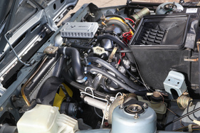 Vom Motor selbst ist im vollgestopften Motorraum kaum etwas zu sehen.