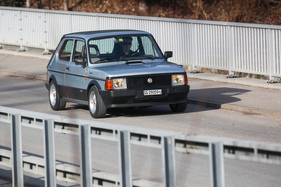 Von vorn ist der 127 Sport am Spoiler in der Schürze zu erkennen.