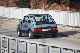 Ab etwa halb geöffneten Drosselklappen gibt der Abarth-Auspuff einen phänomenalen Ton von sich.