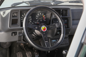 Dieses Abarth-Lenkrad ist nachgerüstet. Das Original war zwar auch vom Haus-Tuner, hatte aber nur zwei Speichen.