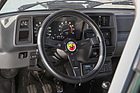 Dieses Abarth-Lenkrad ist nachgerüstet. Das Original war zwar auch vom Haus-Tuner, hatte aber nur zwei Speichen.