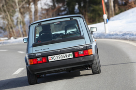 5 Gänge, 75 PS: das Heck erläutert nicht nur, dass, sondern auch warum der kleine Fiat dem Hintermann gleich davonfahren wird.