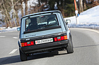 5 Gänge, 75 PS: das Heck erläutert nicht nur, dass, sondern auch warum der kleine Fiat dem Hintermann gleich davonfahren wird.