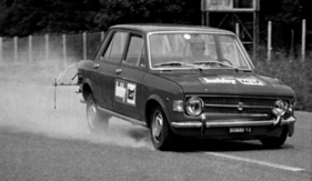 Fiat 128 (1969) bei der Bremsprüfung. Die stark entlastete Hinterachse hat zum Glück einen Bremskraftregler, der vorzeitiges Blockieren verhindert.