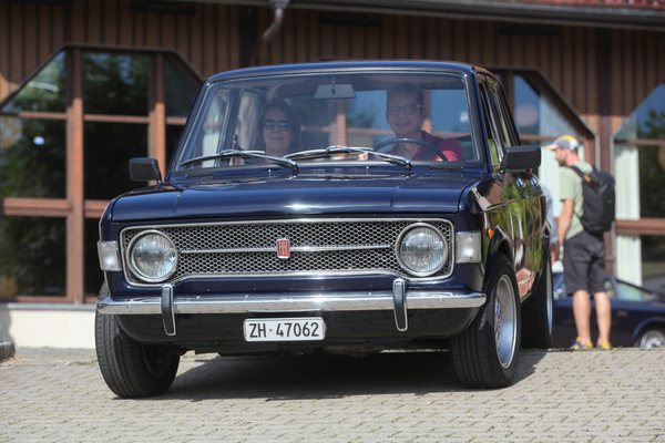 Fiat 128 (1970) - Kompaktwagen mit Frontantrieb aus Italien - Albisgütli Classic Cars & Bikes August 2022