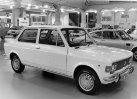 Fiat 128 (1970) - neben der viertürigen Limousine ist der Wagen auch zweitürig und als Kombi lieferbar - Genfer Autosalon 1970