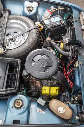 Fiat 128 3P Berlinetta (1977) - gut gefüllter Motorraum