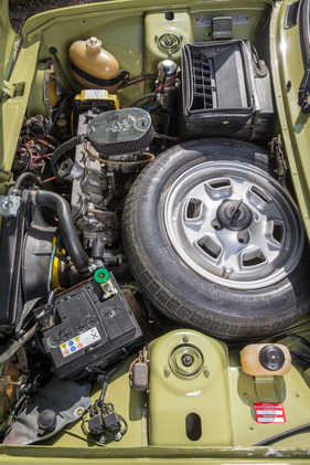 Fiat 128 rally (1974) - der Motor ist quer und geneigt eingebaut, das Reserverad sitzt platzsparend darüber