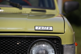 Fiat 128 rally (1974) - ein wenig aerodynamisches Emblem auf der Motorhaube
