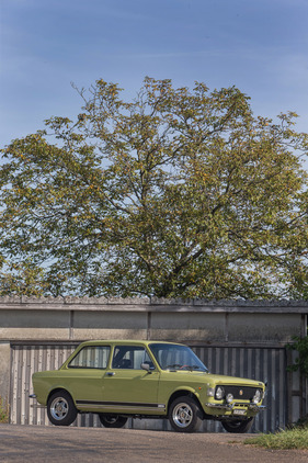 Fiat 128 rally (1974) - klassisches Drei-Volumen-Design, gradlinig gezeichnet