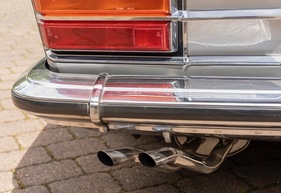 Fiat 130 (1973) - Fast schon kunstvoll geformte Doppelauspuffrohre