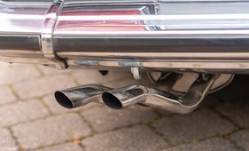 Fiat 130 (1973) - Fast schon kunstvoll geformte Doppelauspuffrohre