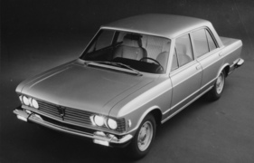 Fiat 130 (1974) - die Berlina präsentiert sich optisch weitgehend unverändert