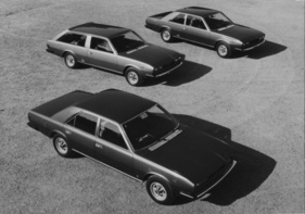 Fiat 130 (1976) - die Pininfarina-Varianten zum Coupé (hinten) - Maremma (Shooting Brake, Mitte) und Opera (viertürige Limousine, vorne)