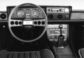 Fiat 130 Coupé (1971) - Lenkrad und Armaturenbrett, Handschaltung