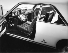 Fiat 130 Coupé (1971) - weit öffnende Türen geben Zutritt zum Interieur