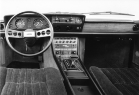 Fiat 130 Coupé (1972) - Interieur, Lenkrad und Armaturenbrett einer Automatik-Version