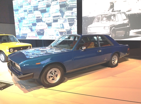 Fiat 130 Coupé (1974) – Ausstellung "125 Jahre Fiat" in der Autoworld Brüssel