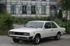 Fiat 130 Coupé (1974) - Vier oder auch 'mal fünf Personen haben problemlos Platz im grossen Fiat-Coupé
