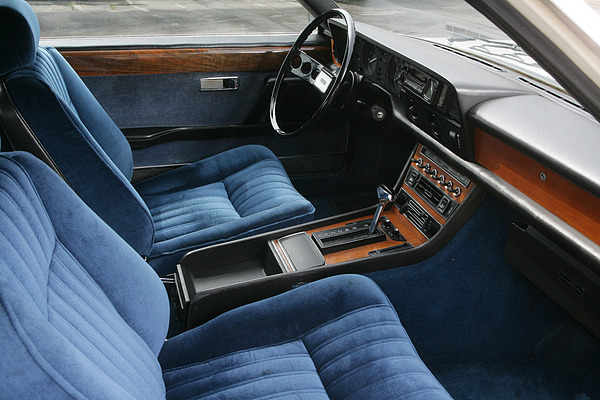 Fiat 130 Coupé (1974) - bequeme Veloursitze verwöhnen mit gutem Sitzkomfort