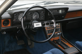 Fiat 130 Coupé (1974) - das Armaturenbrett zeigt viel Holz, schön gestaltete Instrumente und ein Lenkrad wie aus einem Konzeptfahrzeug