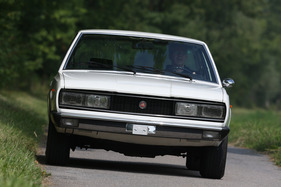 Fiat 130 Coupé (1974) - das Coupé war etwas weniger breit als die Limousine, dafür aber länger und niedriger Fiat 130 Coupé (1974) - das Coupé war etwas weniger breit als die Limousine, dafür aber länger und niedriger