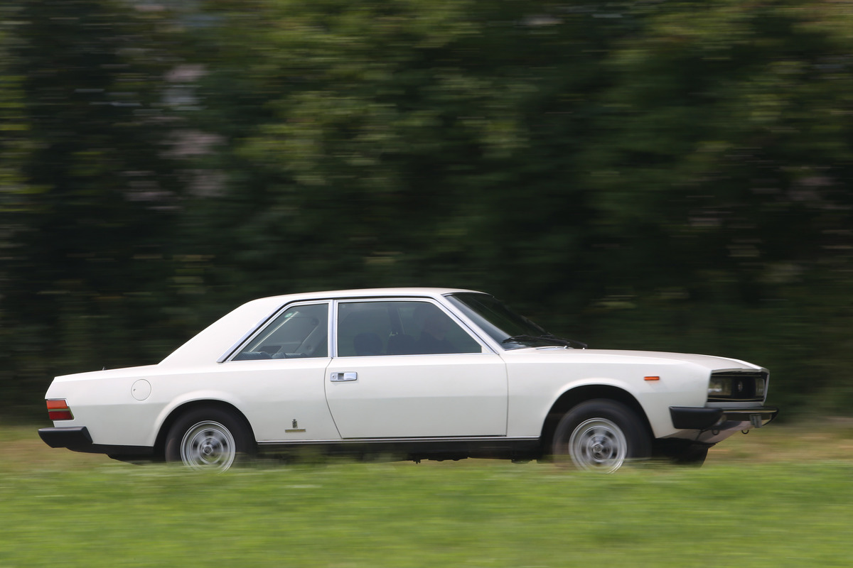 Fiat 130 Coupé (1974) - die Ähnlichkeit zum Ford Granada '78 ist nicht zufällig, die Ford-Designer kupferten tüchtig ab
