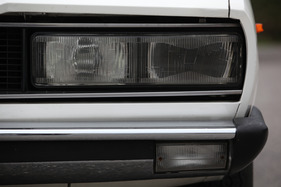 Fiat 130 Coupé (1974) - die Doppelscheinwerfern unter Glas vorne erstecken sich fast über die ganze Breite