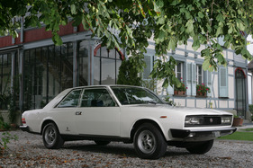 Fiat 130 Coupé (1974) - die Überhänge des Coupés sind etwas länger als bei der Limousine