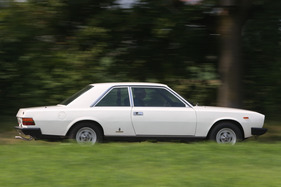 Fiat 130 Coupé (1974) - grosse Fensterflächen und gerade Linien prägen das elegante Coupé