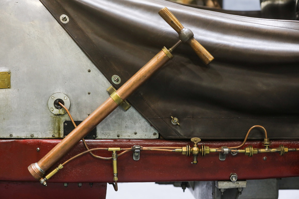 Fiat 130 HP (1907) - hier kann noch einfach repariert werden - Rétromobile Paris 2024