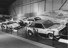 Fiat 131 Abarth (1979) - Teil der Rennfahrzeug-Sonderschau, dahinter BMW 320 Gruppe 5, Porsche 935/78, Porsche 936 - Genfer Automobilsalon 1979