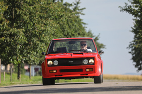 Fiat 131 Abarth Rally (1976) - die breiten Räder füllen die grösseren Radhäuser gut aus