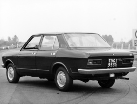 Fiat 132 (1973) - zierliche Heckleuchten, hoch angebrachte Heckscheibe