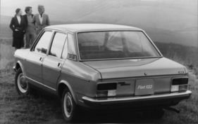 Fiat 132 (1974) - GLS-Ausführung mit tiefer reichender Heckscheibe und grösseren Heckleuchten