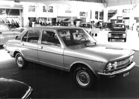 Fiat 132 - völlig überarbeitet, mit tieferer Gürtellinie und geänderter Front/Heckpartie - am Genfer Automobilsalon 1974