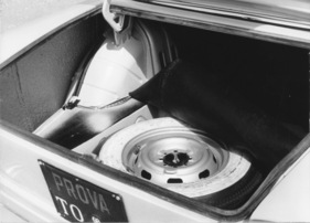 Fiat 1500 (1961) - Kofferraum und Ersatzrad eines Testwagens