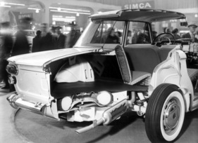 Fiat 1500 (1962) am Genfer Automobilsalon - Schnittmodell - gut ausgenutztes Wagenheck