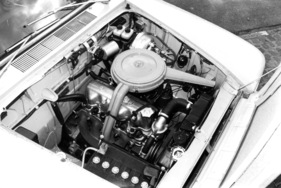 Fiat 1500 (1965) - die Motorhaube öffnete nach vorne, wie alle anderen Öffnungen auch