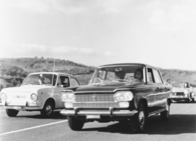 Fiat 1500 (1965) – zusammen mit 850 und 1500 Cabriolet auf einem Werksfoto Fiat 1500 (1965) – zusammen mit 850 und 1500 Cabriolet auf einem Werksfoto