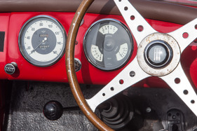 Fiat 1500 Barchetta (1937) - ein langer Schalthebel beginnt weit vorne im Chassis