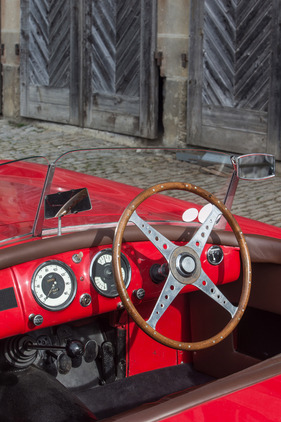 Fiat 1500 Barchetta (1937) - stehende Pedale, langer Schalthebel, grosses Lenkrad - die Kombination erinnert an die Vorkriegsgeschichte des Chassis