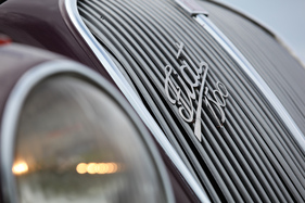 Fiat 1500 Berlina (1936) - Marken- und Typenschriftzug auf dem Kühler