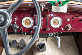 Fiat 1500 Berlina (1936) - links der Tacho, rechts Kombiinstrument mit Uhr