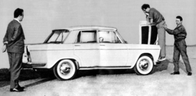 Fiat 1500 L (1963) - Die Bezeichnung "L" kann verschiedene Bedeutungen haben: Im Falle des Fiat 1500 bedeutet sie lediglich "lang" (lunga). Fiat 1500 L (1963) - Die Bezeichnung "L" kann verschiedene Bedeutungen haben: Im Falle des Fiat 1500 bedeutet sie lediglich "lang" (lunga).